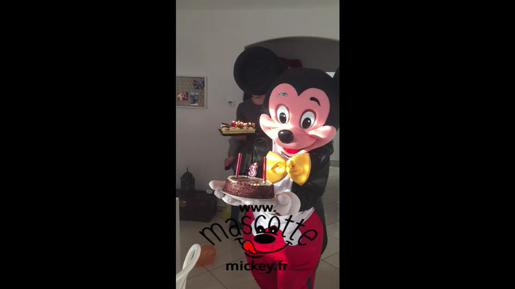 mickey apporte le gateau